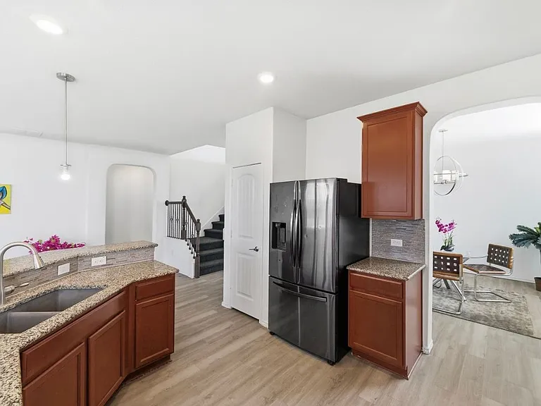 112 W Point Way — Photo 2