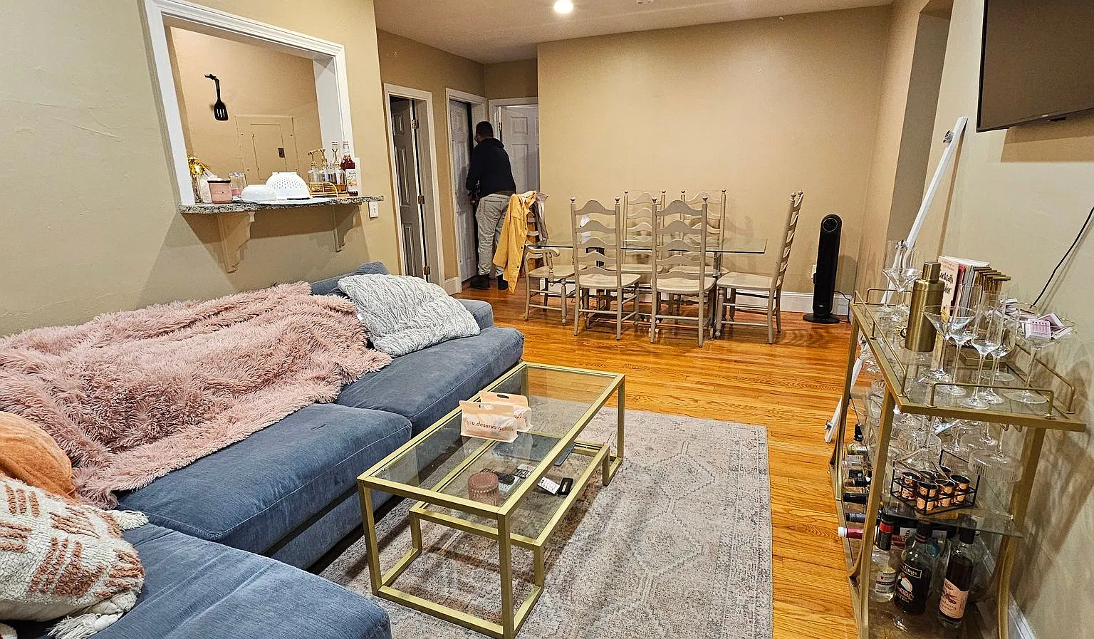 $500 Rebate Upon Closing! Luxury Apt. Near BU Campus. Ht/HW Included. — Photo 2