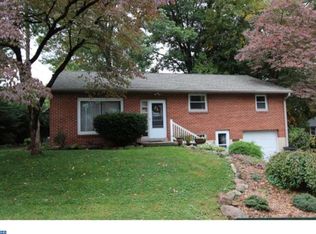 8 Circle Dr, Akron, PA 17501