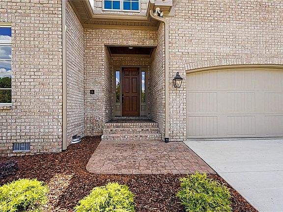 3rd image of 16 Creswell Manor Dr