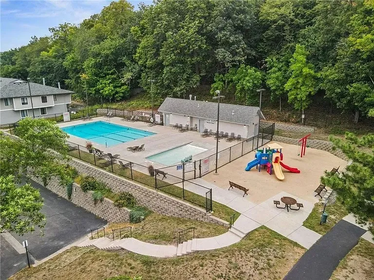 1133 Trailwood S — Photo 3