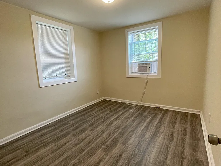 811 Barnaby St SE — Photo 11