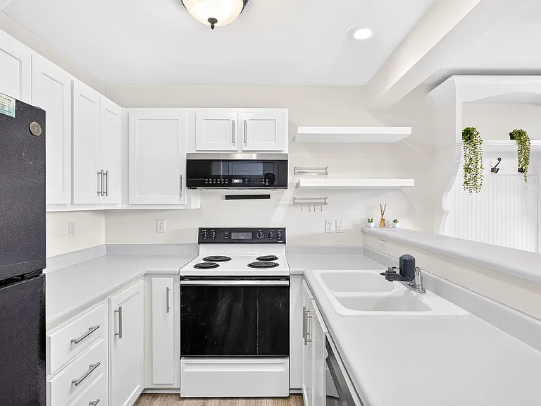 7143 SW Sagert St #104 — Photo 5