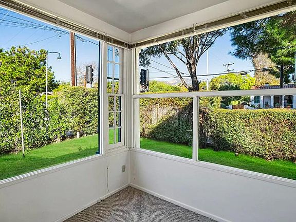 4th image of 1531 De La Vina St #B