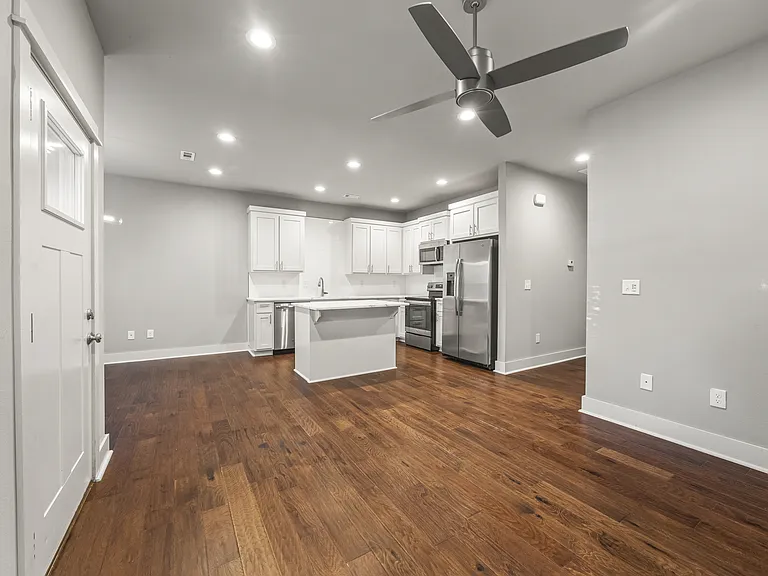 910 W Cato Springs Rd — Photo 6