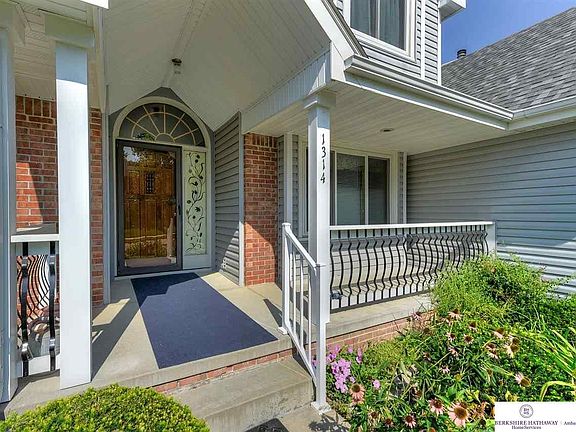 3rd image of 1314 N 162nd St