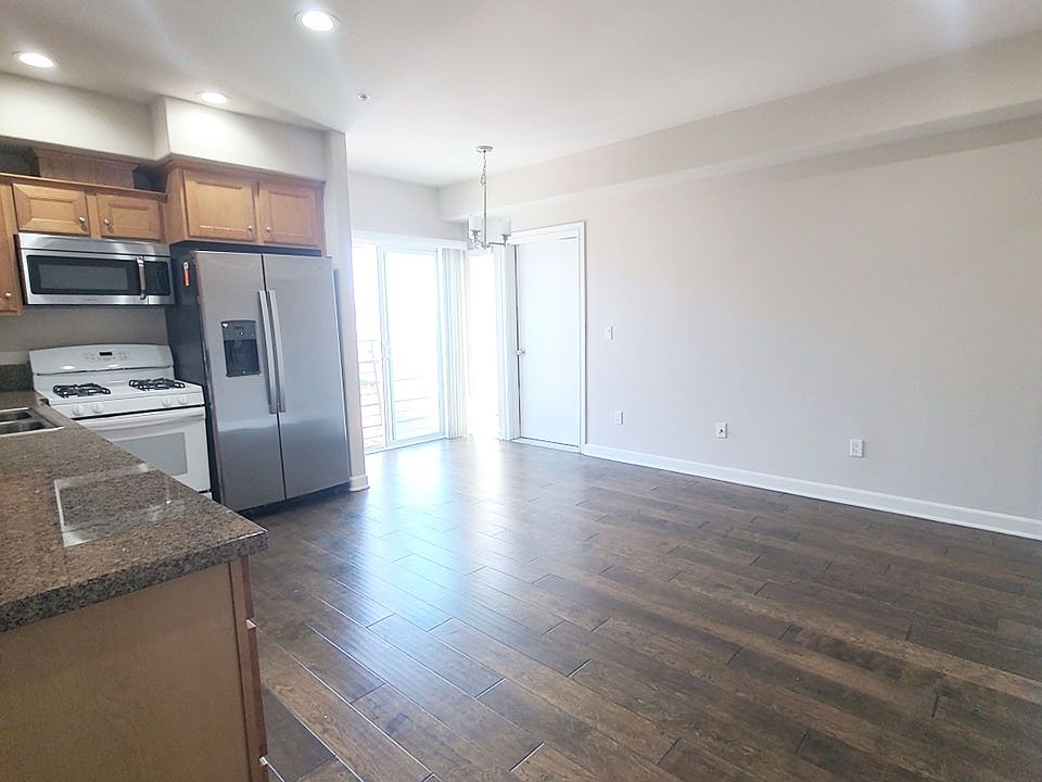 2nd image of 2311 W 10th St Unit 401