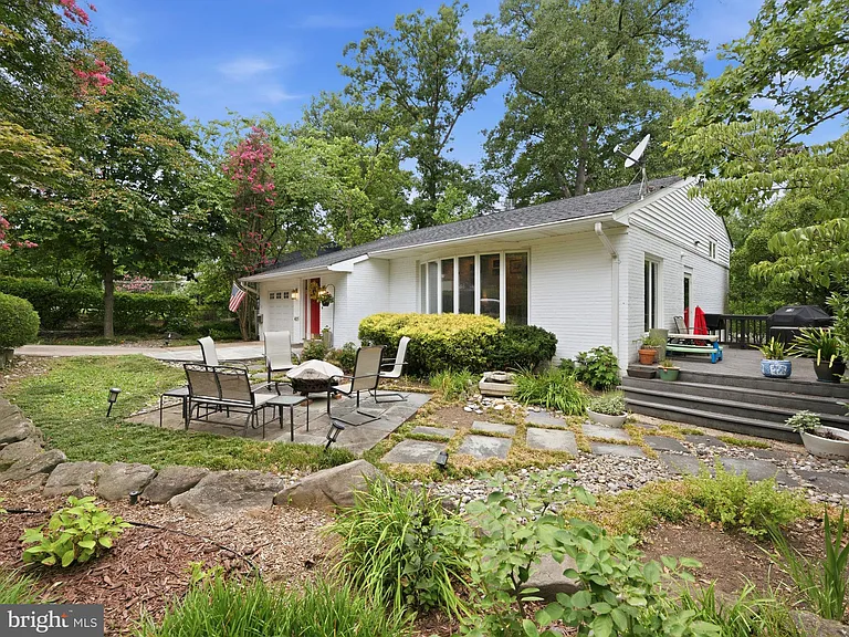 405 Underhill Pl — Photo 3