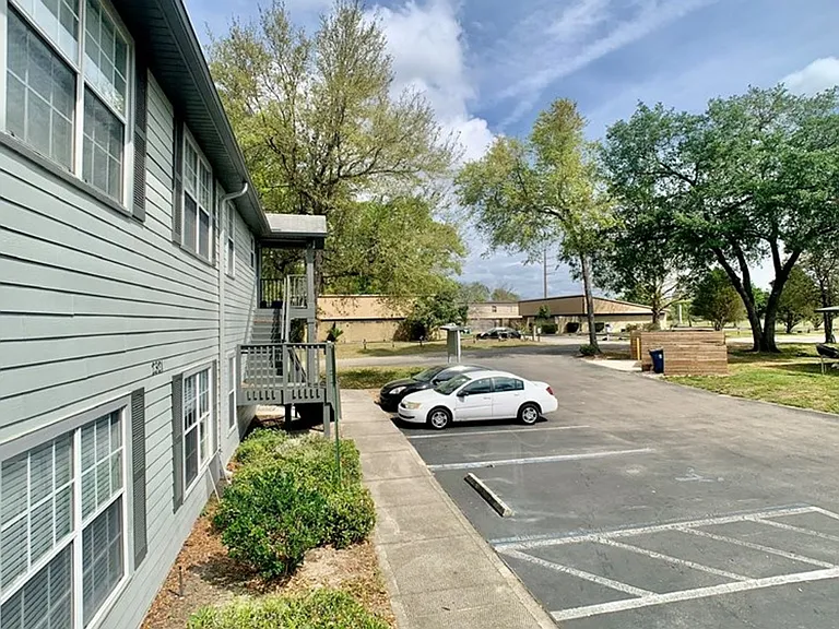2304 SW 35th Pl — Photo 41