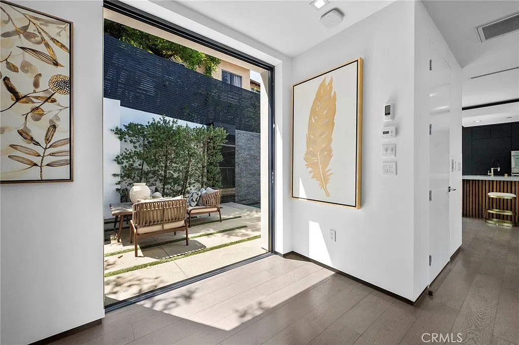 4 bed, 4.5 bath, 4010 sqft, $18,800 — Photo 4