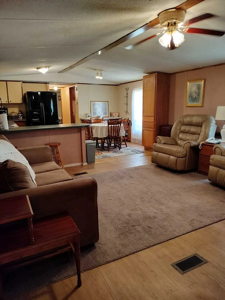 2 bed, 900 sqft, $875 — Photo 2