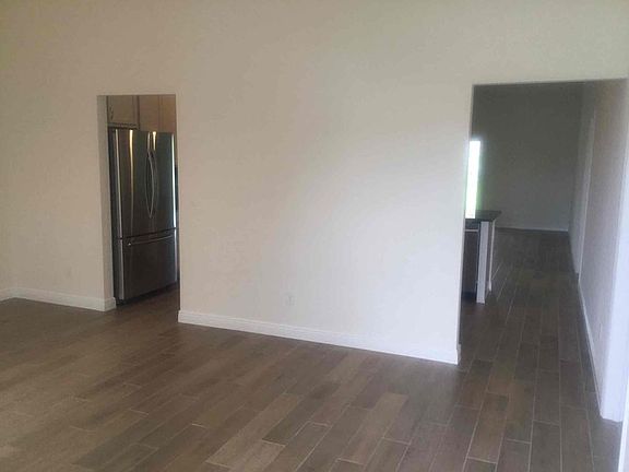 2nd image of 526 SW Dahled Ave