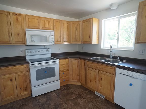 3rd image of 560 Pezel Rd