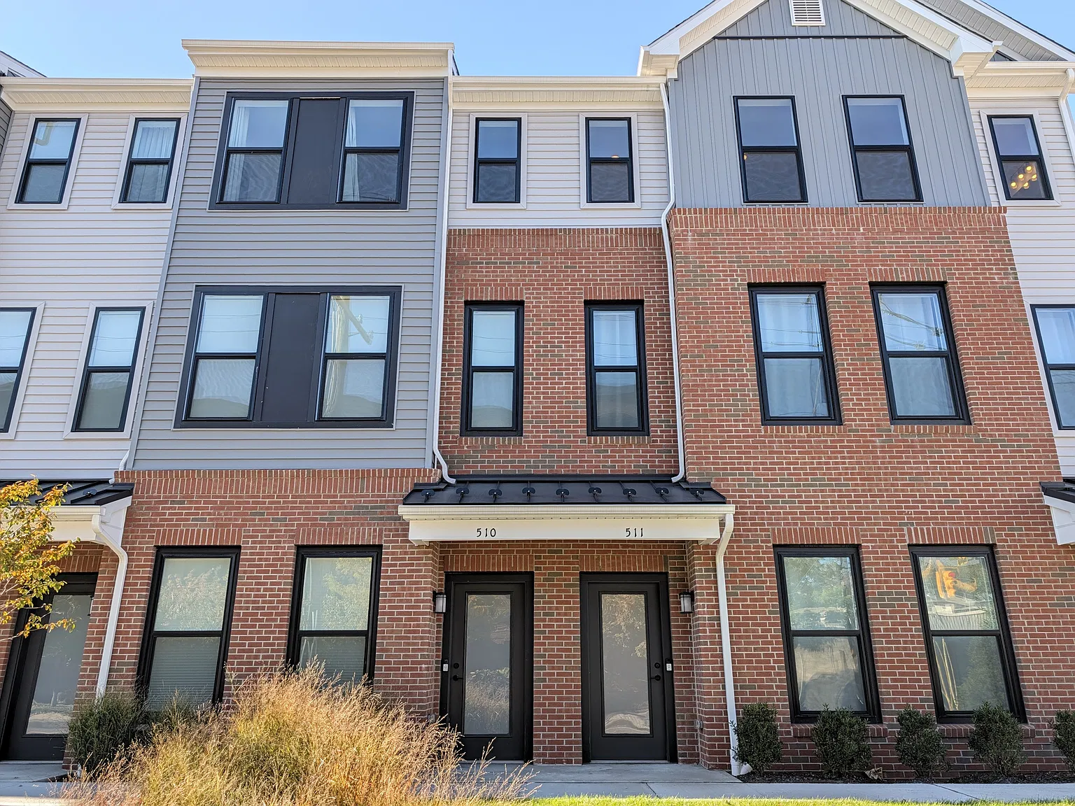 3 bed, 2.5 bath, 1930 sqft, $6,000 — Photo 2