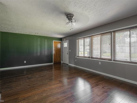 3rd image of 374 Pattie Dr