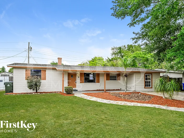 904 Alaska Dr — Photo 2