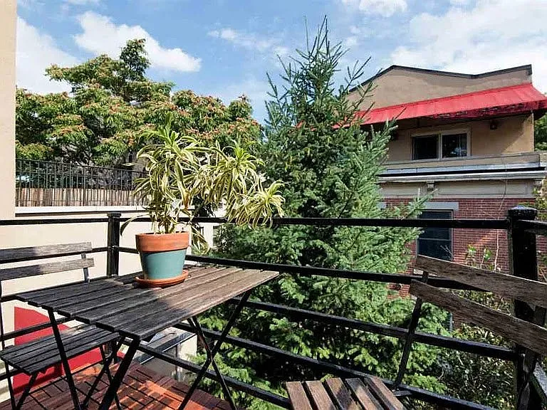 Sunlit garden street oasis — Photo 2