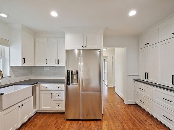 4th image of 634 Scottsdale Dr