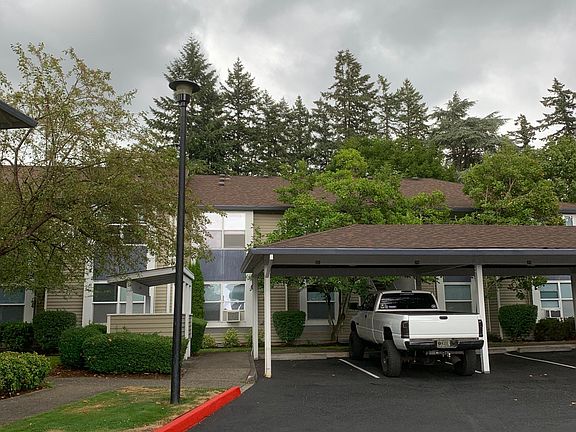 Driveway area, 1 covered parking