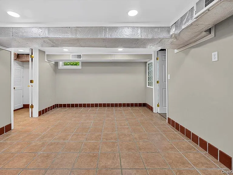 1155 Webster Ave — Photo 28