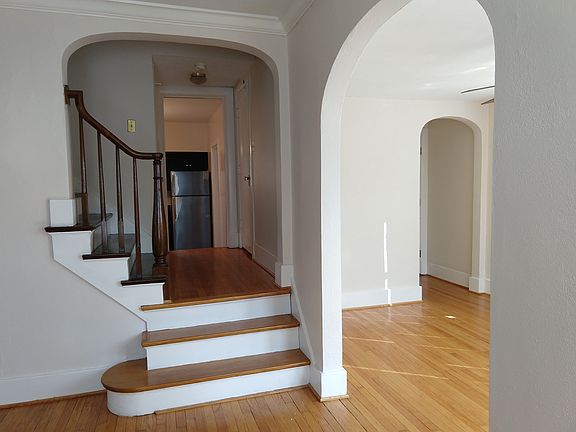 Split staircase betw LR/Kit