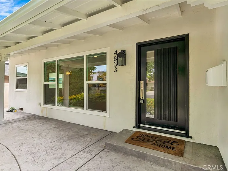 4833 Longridge Ave — Photo 5