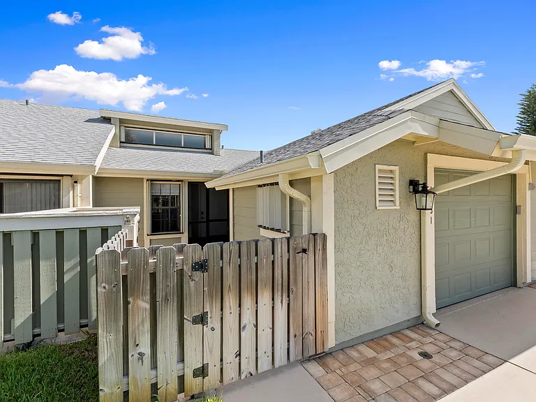 1431 SE Berwick Ct — Photo 25