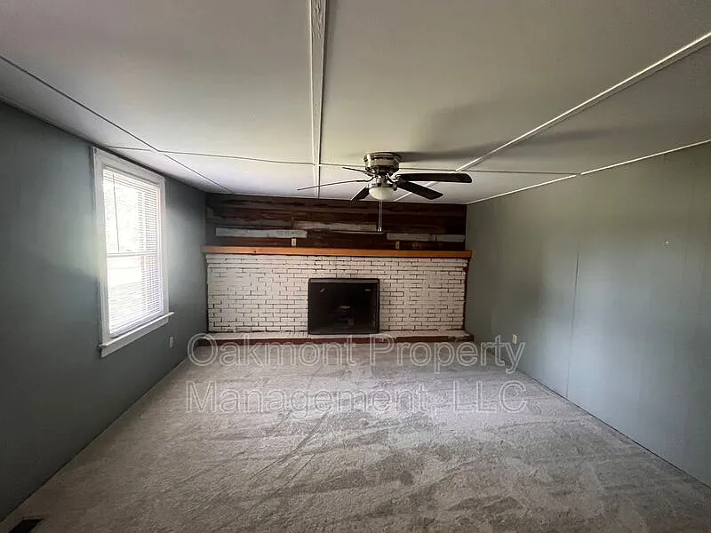 3 bed, 1.0 bath, 1600 sqft, $1,395 — Photo 4