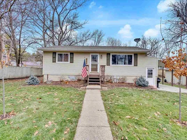 303 East St, Vinton, IA 52313