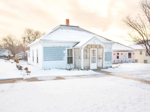 407 E 2nd St, McCook, NE 69001