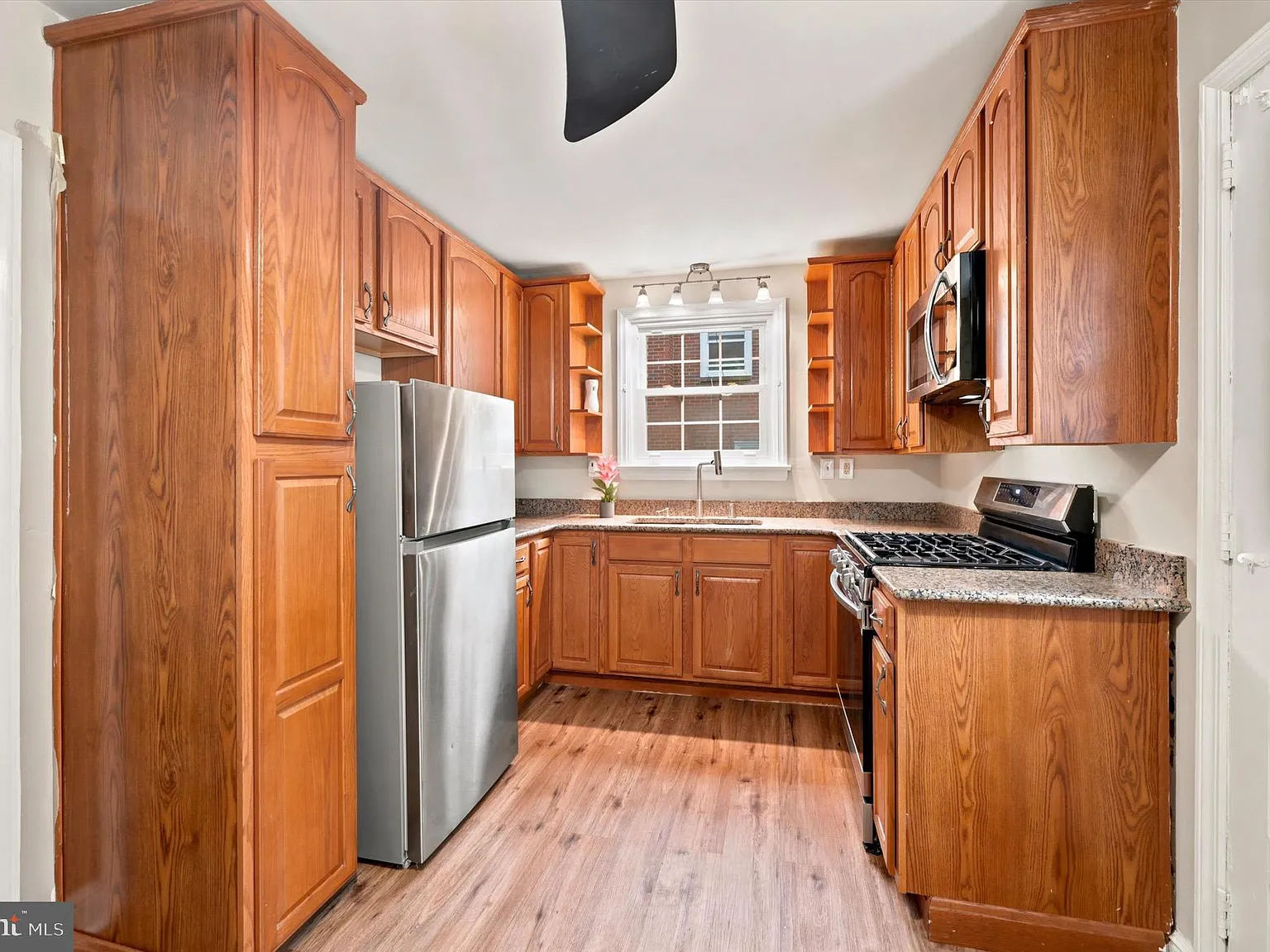 3 bed, 2.5 bath, 1890 sqft, $3,000 — Photo 4