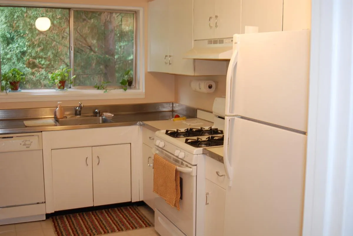 Kitchen - 10601 Weymouth St