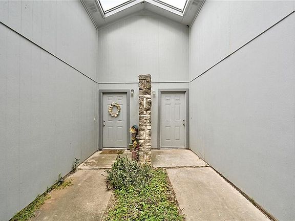 2nd image of 412 Linden St #B