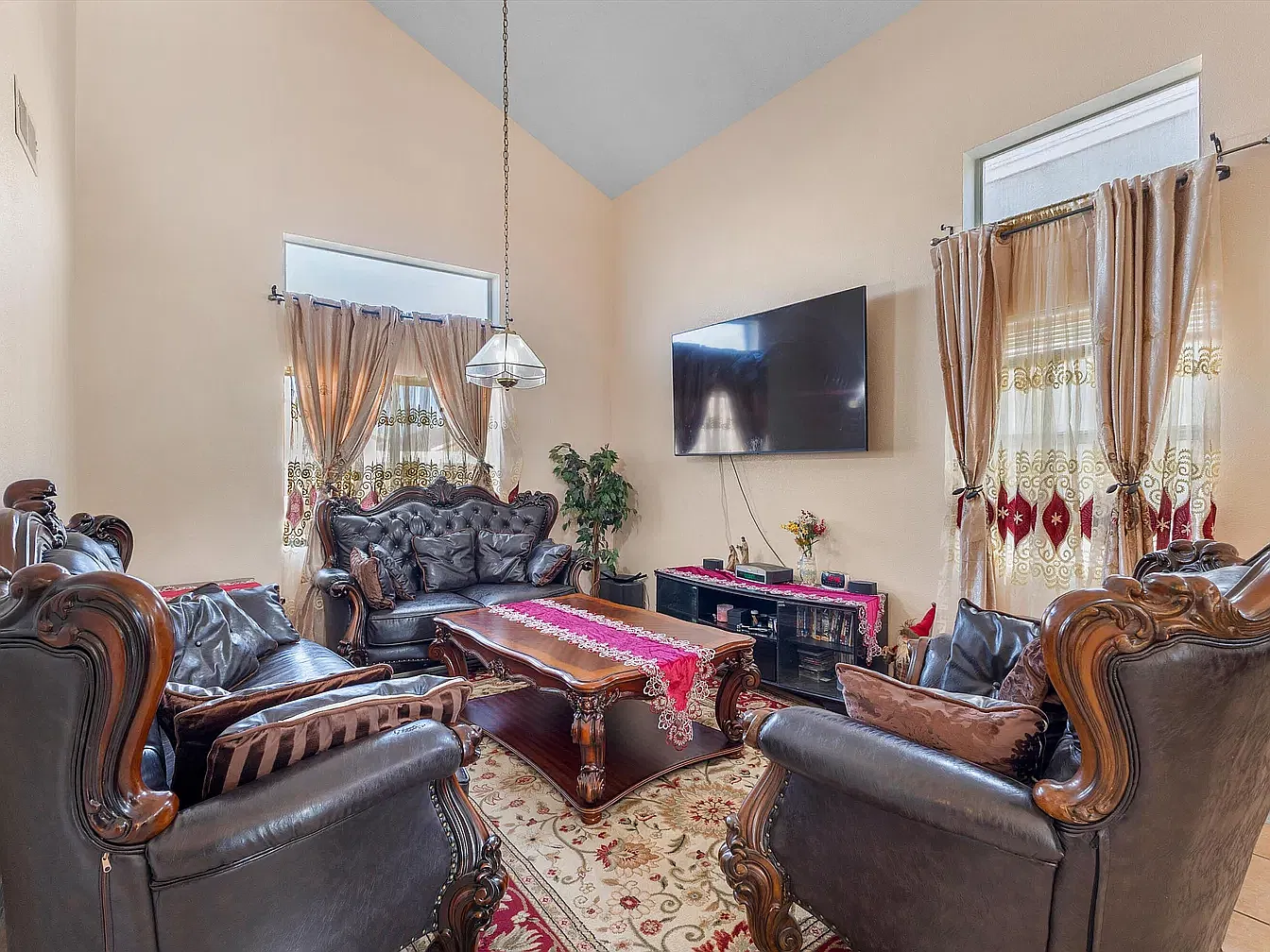 4 bed, 2160 sqft, $2,500 — Photo 2