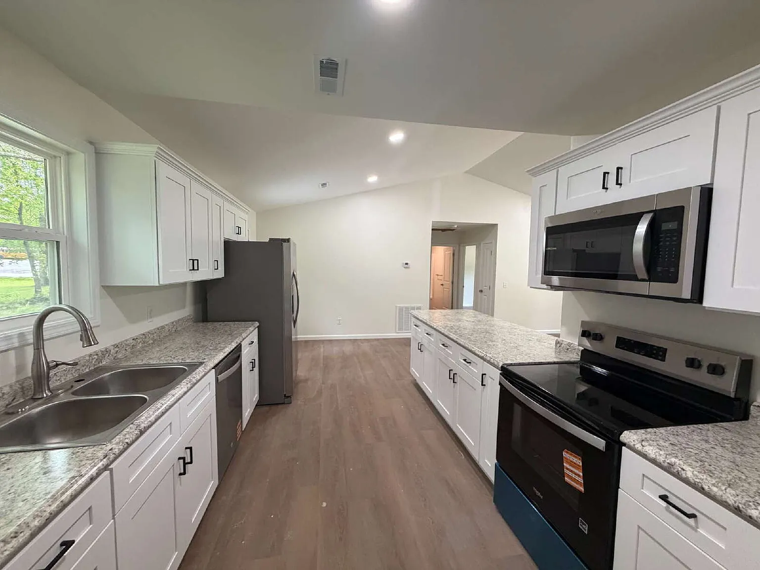 3 bed, 2.0 bath, 1288 sqft, $2,000 — Photo 3