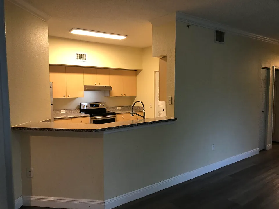 330 Crestwood Cir #303