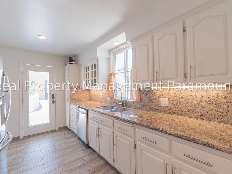 1867 S Redondo Blvd — Photo 38