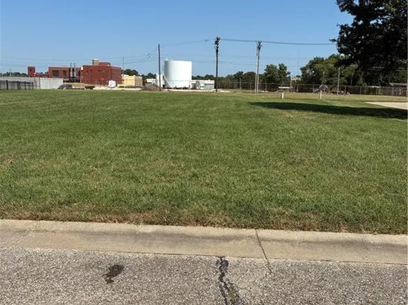 919 W 4th St, Ottawa, KS 66067