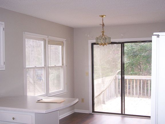 4th image of 210 Sandcreek Dr