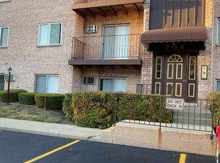 704 W Huntington Commons Rd, Mount Prospect, IL 60056