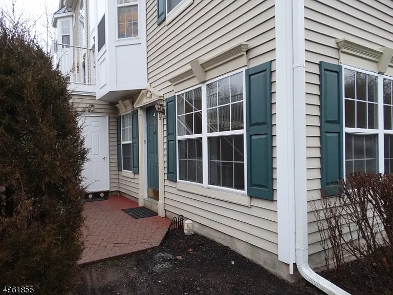 808 Magnolia Ln — Photo 1