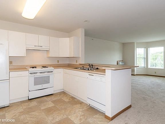 Kitchen with breakfast bar