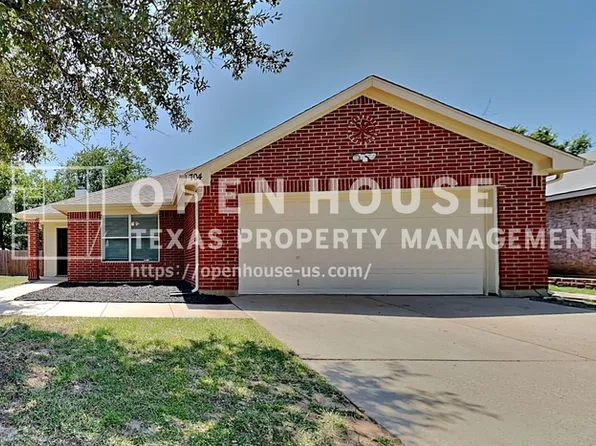 704 Flamingo Dr, Saginaw, TX 76131