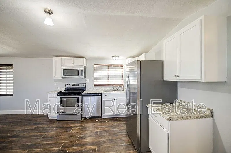 3 bed, 2.0 bath, 1025 sqft, $1,200 — Photo 3