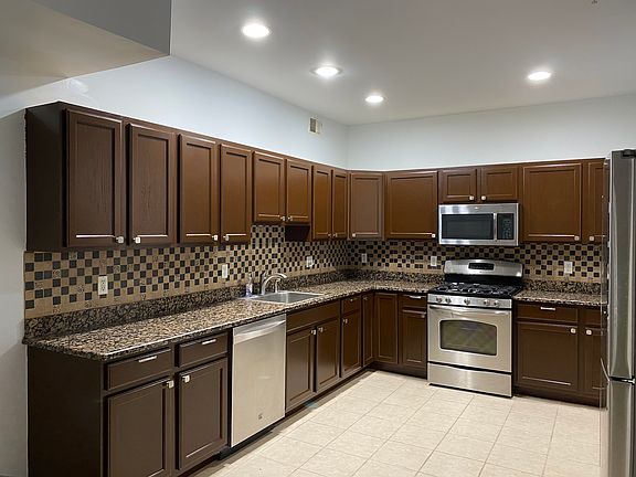 3rd image of 219 Pinelli Dr