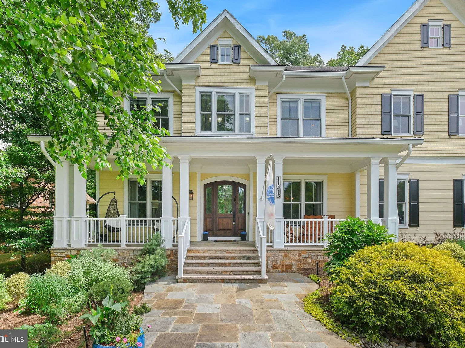 6 bed, 5.5 bath, 7690 sqft, $10,000 — Photo 1
