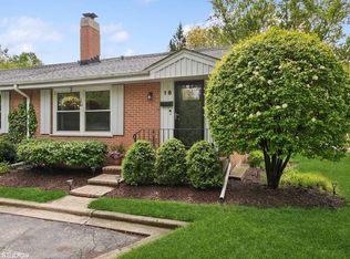 16 Robin Hood Ln, Northfield, IL 60093