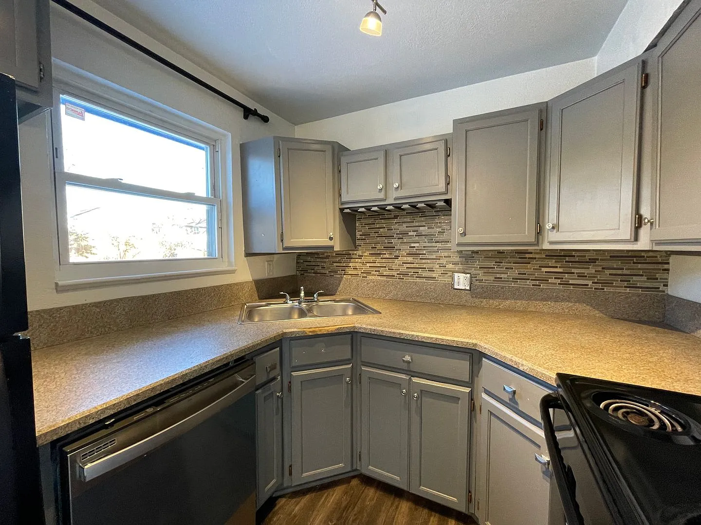 Cozy Tri-Level Home In Thornton! Available Now! — Photo 4