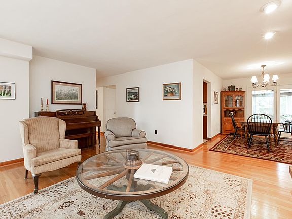 5th image of 309 Grant Dr