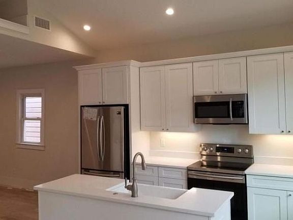 2nd image of 123 Romney St